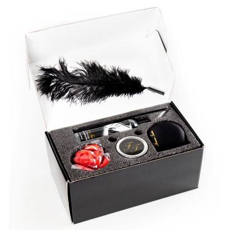 A Couple's Sensual Massage Kit Set with 500 Rose Petals, Aromatherapy Candle and Sensual Relaxing Mu S382